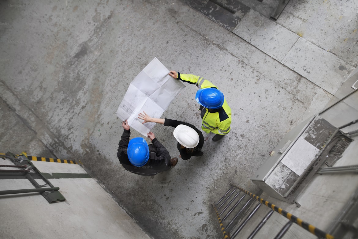Ingenieros revisando planos
